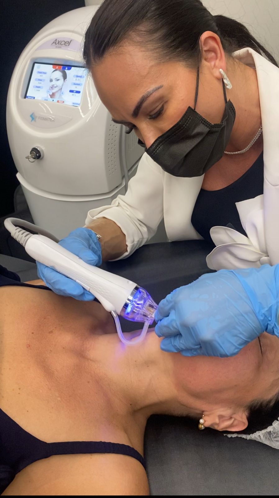 Harmonização facial sendo realizada